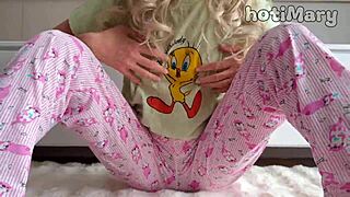 Big squirt cum skinny school girl masturbate fingering pussy 😍