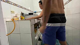 Sirvienta flaca recibe una dosis de verga directo al co�o y le queda gustando