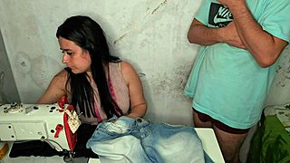 Costureira Fica Excitada Ao Ver Ereção Do Cliente