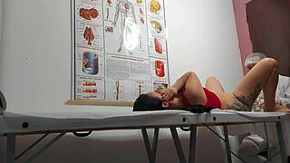 GINECOLOGISTA ENFIA DEDO NO CU E FODE PACIENTE