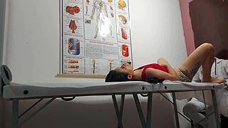 GINECOLOGISTA ENFIA DEDO NO CU E FODE PACIENTE