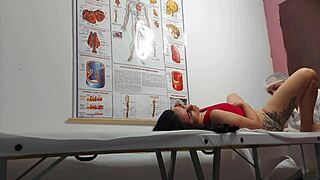 GINECOLOGISTA ENFIA DEDO NO CU E FODE PACIENTE