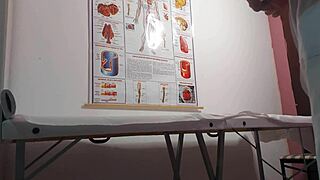 GINECOLOGISTA ENFIA DEDO NO CU E FODE PACIENTE