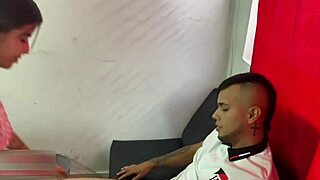 jefe se folla a joven universitaria que pide una oportunidad de trabajo historia completa 💼