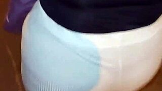 Madura Culona Con Hilo Rojo En La Calle