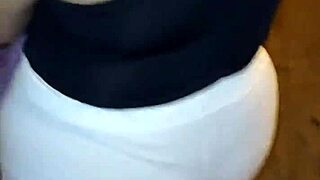 Madura Culona Con Hilo Rojo En La Calle