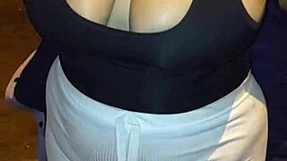 Madura Culona Con Hilo Rojo En La Calle