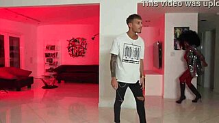 हॉटेस्ट दोस्तों को रफ फक करता