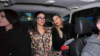 uber con suerte se coje a tres minas por el culo el viaje de alguna forma se cobra