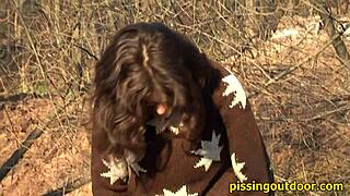 Bold outdoor pissing