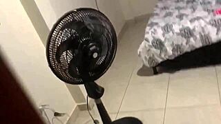 Encuentro a mi hijastra metiendose los dedos al co�o en su habitacion y le meto la verga rirecto al co�o