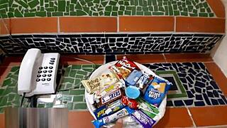 Un servicio muy especial a la habitacion del hotel termina en una rica follada con una rica hot milf - cumshot - porno en espa�ol