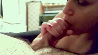 Velika rit milf pleše med jebo in lizanjem kurca!