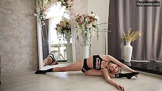 Super flexible teen tanya skuka stretches pussy acrobatically?