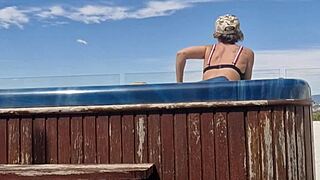 Dögös MILF nyilvánosan maszturbál nedves orgazmusig