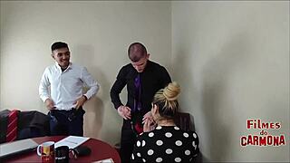 Empresa Faz Teste Do Sofá Com Empregada Milf Ela Chupou Geral