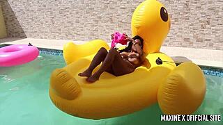 Maxine X Goes Outdoors By The Pool To Dildo Fuck Her Wet Cunt! 🌊
