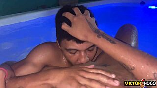 Vendedor de rede fodendo com cliente na piscina