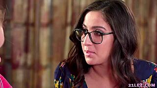 女同辣妹艾普丽尔·奥尼尔和莱拉·劳激吻😘