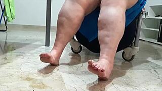 Coolmarina llegó cansada de la calle me hago un masaje con los huevos duros en el suelo 🥚