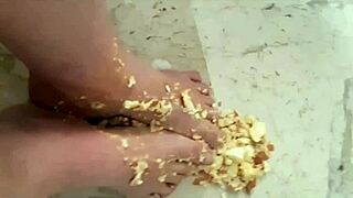 Coolmarina llegó cansada de la calle me hago un masaje con los huevos duros en el suelo 🥚