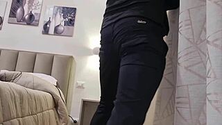 arrapato con vestito sborrata dialogo italiano sporco geme e piscia con un cazzo enorme