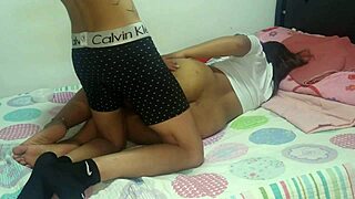 una pareja real follando de verdad en su propio dormitorio