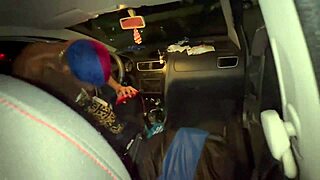 parei com o carro no meio da rua para fuder a bucetinha das minhas amigas em publico