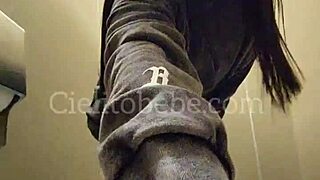 Me desnudo en el avión y me masturbo en el aeropuerto trailer