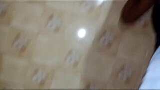 Minha enteada veio me mostrar seu shortinho no cusinho