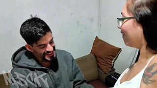 encontrei uma gostosa na balada e ela veio aqui em casa na vontade de fazer um gang com os amigos essa safada topou fazer muita putaria e filmar tudo video completo no red