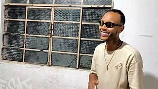 encontrei uma gostosa na balada e ela veio aqui em casa na vontade de fazer um gang com os amigos essa safada topou fazer muita putaria e filmar tudo video completo no red