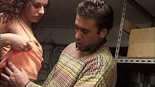 La signorina delle pulizie lava bene il cazzo con la lingua