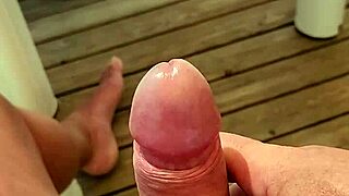 très excité à la limite de jouir sur la terrasse dun mobil home dans un camping