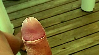 très excité à la limite de jouir sur la terrasse dun mobil home dans un camping