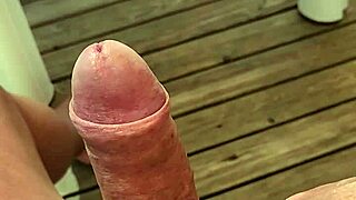 très excité à la limite de jouir sur la terrasse dun mobil home dans un camping