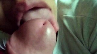 Le chupo la verga al pervertido de mi suegro en su casa vieja de madera en medio de la fiesta y por poco nos descubren