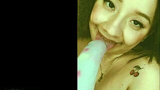 sexy jovencita muestra su hermoso cuerpo y se masturba para sus seguidores