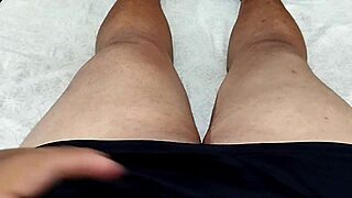 a safada novinha me deixou excitado com sua buceta molhadinha e me fez gozar