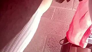 tremendo upskirt de estudiante en falda para clase de tenis