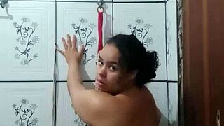 puta depravada shows wet pussy sensualizing for camera to get cock