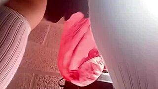 tremendo upskirt de estudiante en falda para clase de tenis