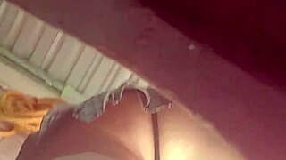 tremendo upskirt de estudiante en falda para clase de tenis