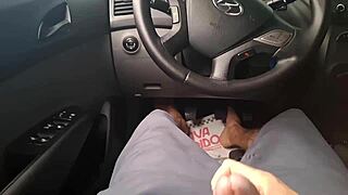 Punheta arriscada na rua para gostosa