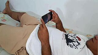 Minha tia mya milf me pegou se masturbando vendo vídeo porno ela ficou com tesão e deu o cu para mim e pede leitinho na boca veja completo no red