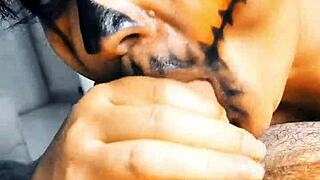 na noite de halloween ela aparece para sugar o esperma dos homens desconhecidos ele n�o consegue segurar e acaba em sua boca a boneca monstro engole at� a �ltima gota o melhor boquete que voc� ver� hoje quem �