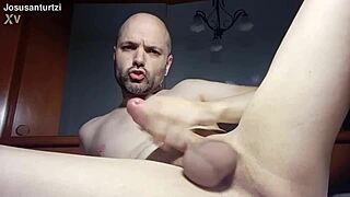 josu de santurtzi se masturba y gime mientras echa una corrida para mujeres