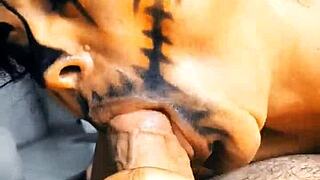 na noite de halloween ela aparece para sugar o esperma dos homens desconhecidos ele n�o consegue segurar e acaba em sua boca a boneca monstro engole at� a �ltima gota o melhor boquete que voc� ver� hoje quem �