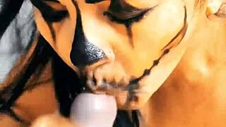 na noite de halloween ela aparece para sugar o esperma dos homens desconhecidos ele n�o consegue segurar e acaba em sua boca a boneca monstro engole at� a �ltima gota o melhor boquete que voc� ver� hoje quem �