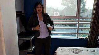 me mide las cuartas de mi culo pero no se resiste el sastre y decide medir la profundidad de mi vagina con su polla me dio por la vagina una rica enlechada